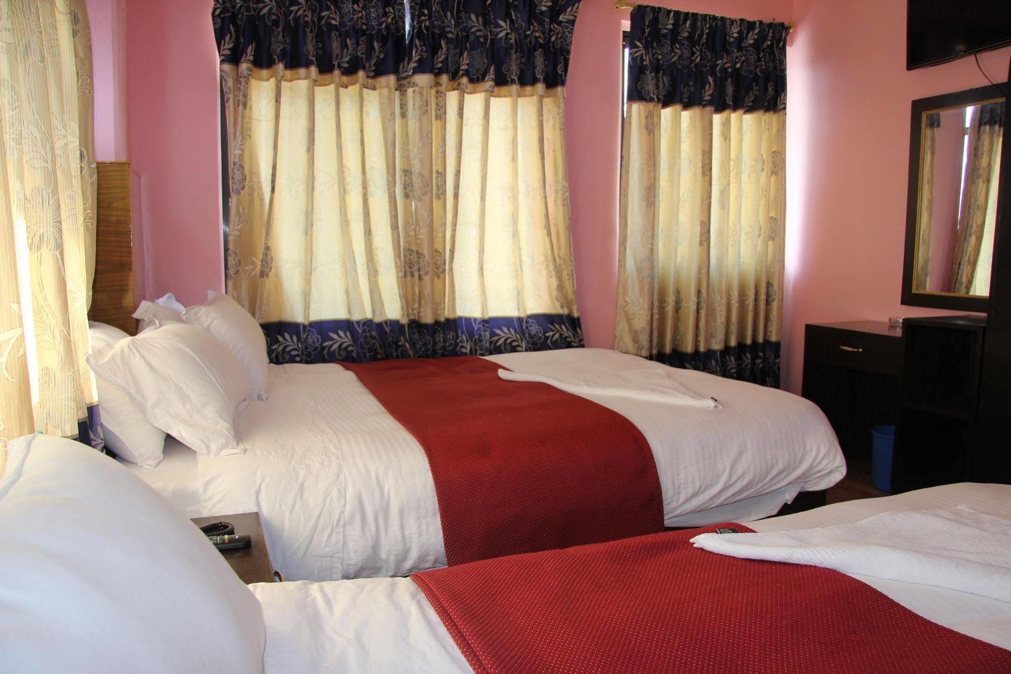 Hotel Buttercup Покхара Экстерьер фото