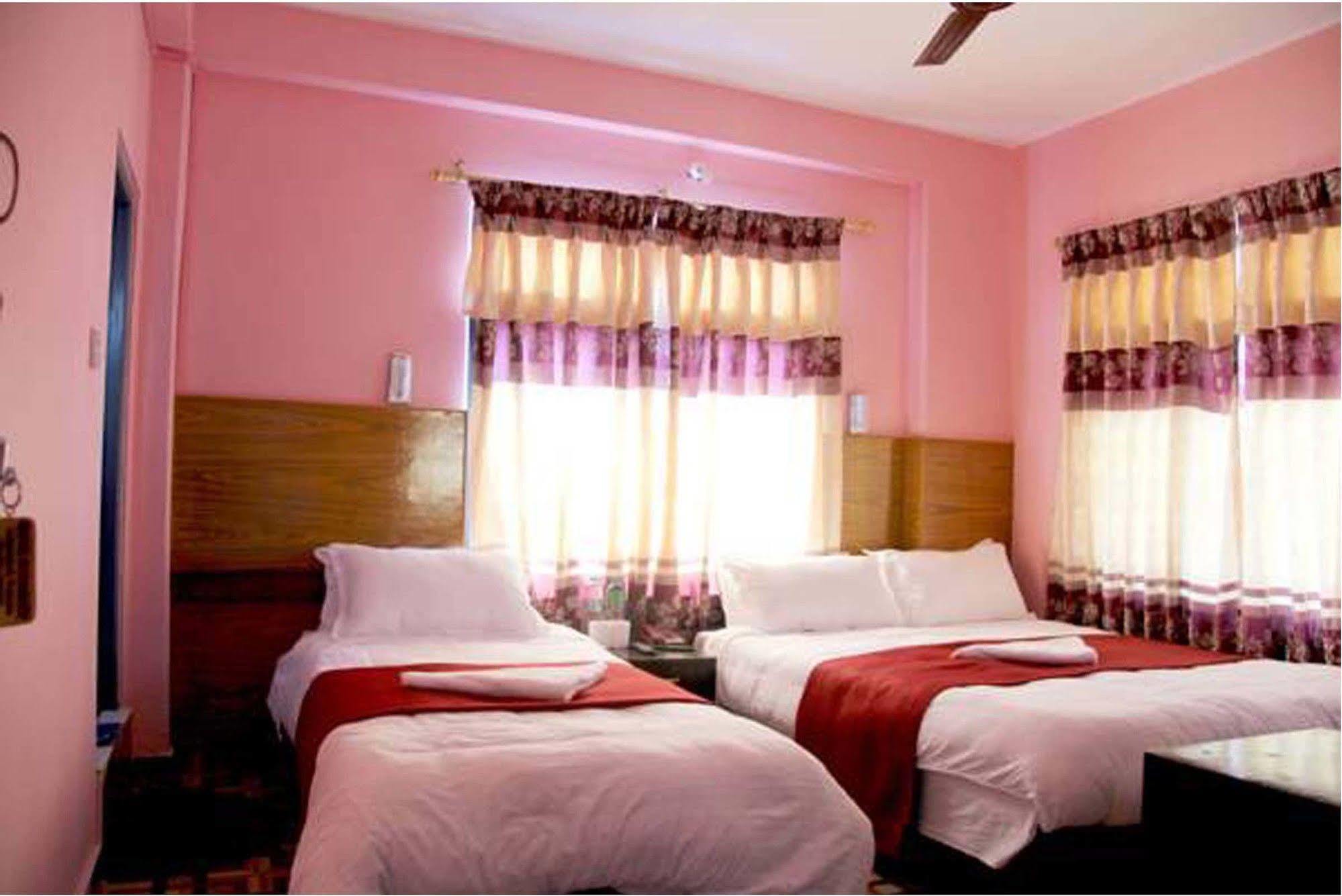 Hotel Buttercup Покхара Экстерьер фото